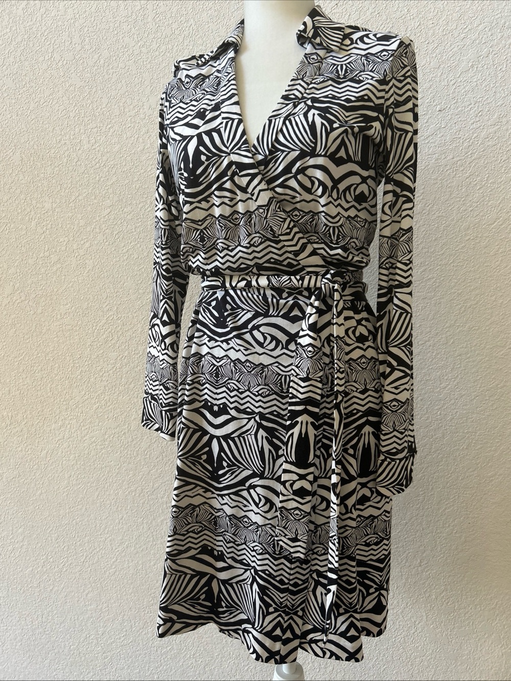 Diane Von Furstenberg wrap dress 10 Pattern Zebra Tattoo Line Jeanne Two EUC